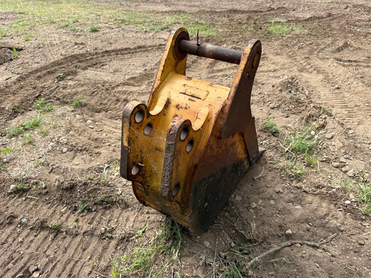 #1768-•-approx-12"-excavator-bucket-image-4