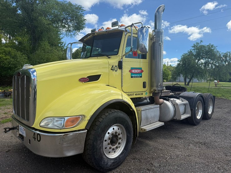 #1362-•-2010-peterbilt-day-cab-truck-tractor-image-1