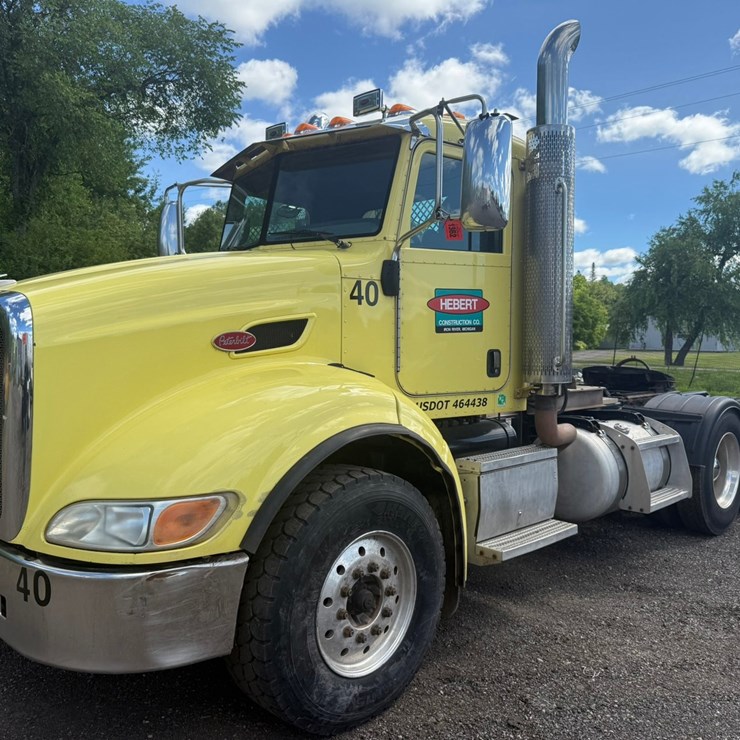 #1362 • 2010 Peterbilt Day Cab Truck Tractor
