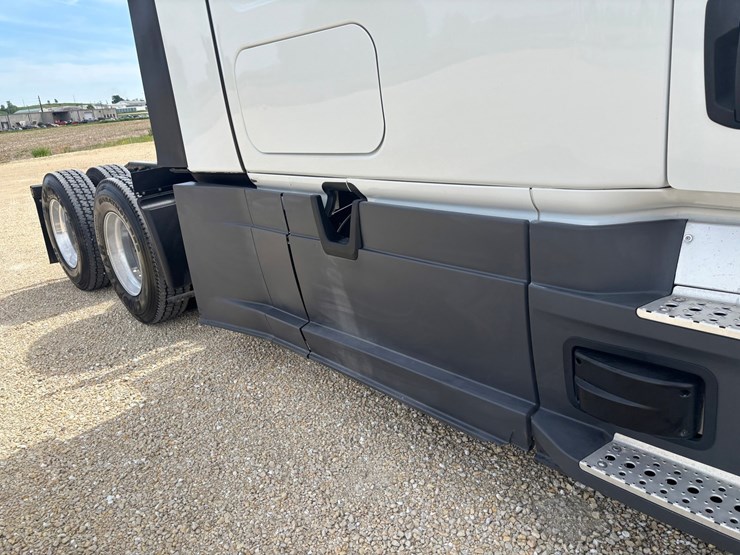 2021-freightliner-cascadia-126-image-30