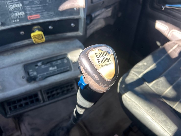 2001-mack-rd688s-image-73