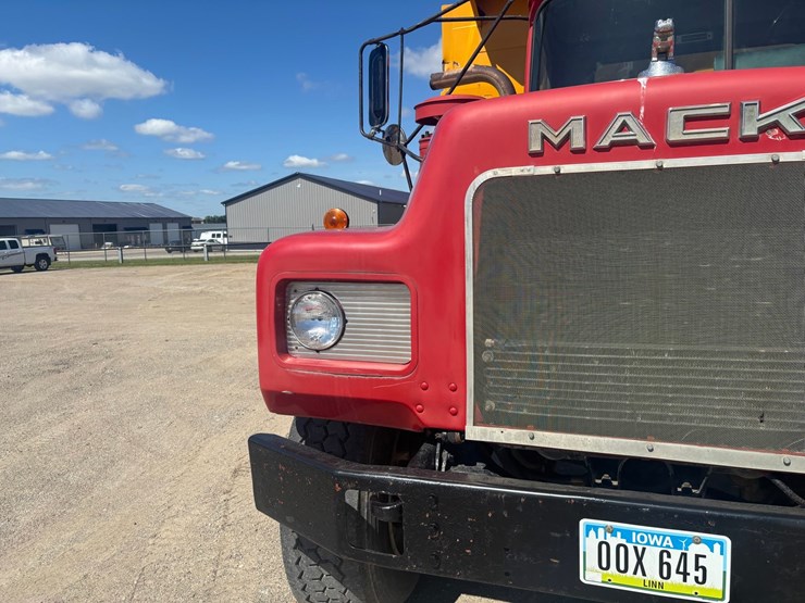 #2174-•-1984-mack-dm660-tandem-axle-dump-truck-image-17