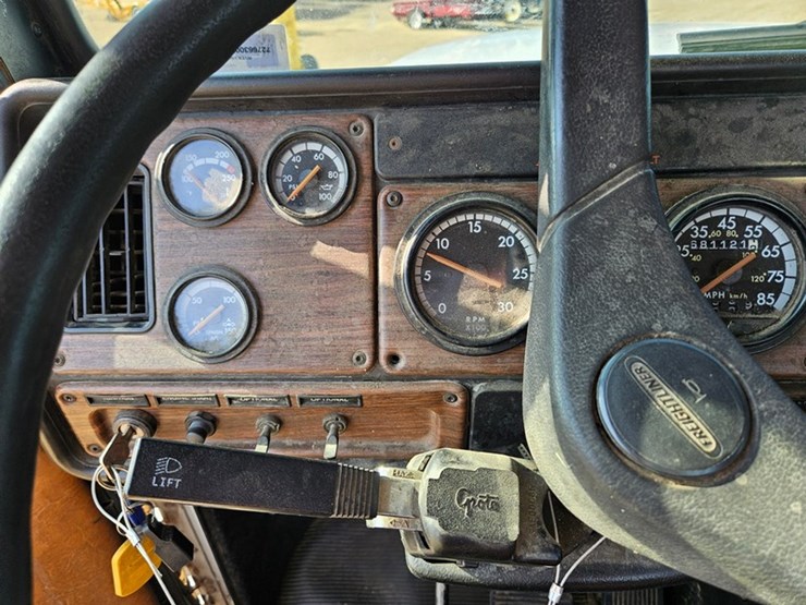 2001-freightliner-fld120-image-36