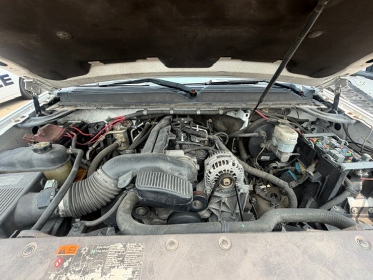 2011-chevrolet-tahoe-image-23