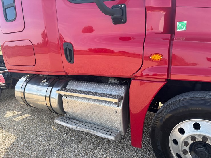 2017-freightliner-cascadia-125-image-22
