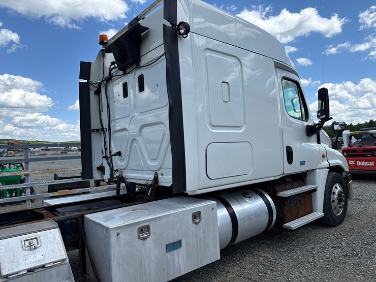 #60944-•-2016-freightliner-125-sleeper-cab-truck-tractor-image-59