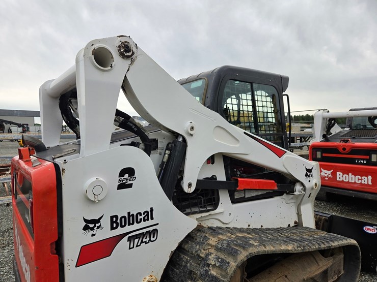 2020-bobcat-t740-image-18