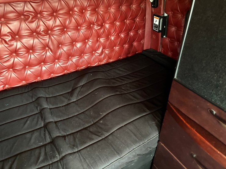 2020-western-star-5700xe-image-65