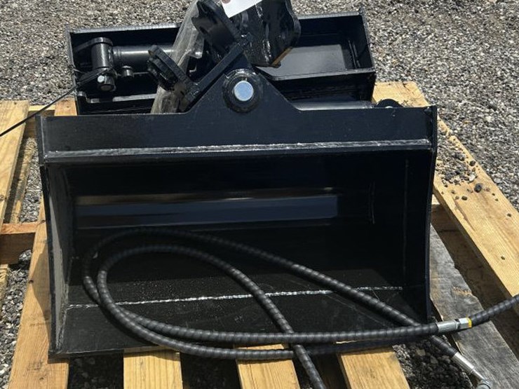 #43-•-24"-mini-excavator-hydraulic-tilting-bucket-image-2