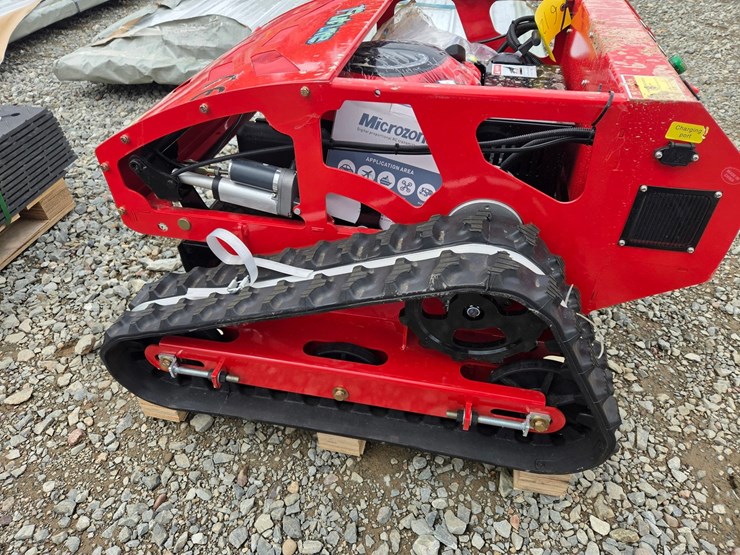 #6127-•-unused-future-ft750-remote-control-crawler-lawn-mower-image-8