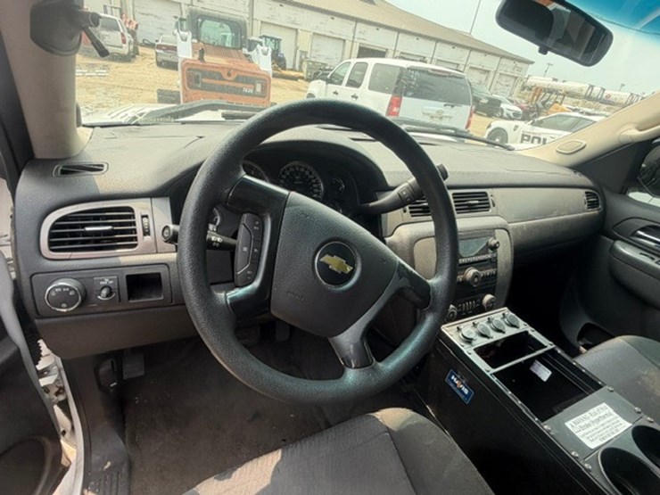 2011-chevrolet-tahoe-image-26