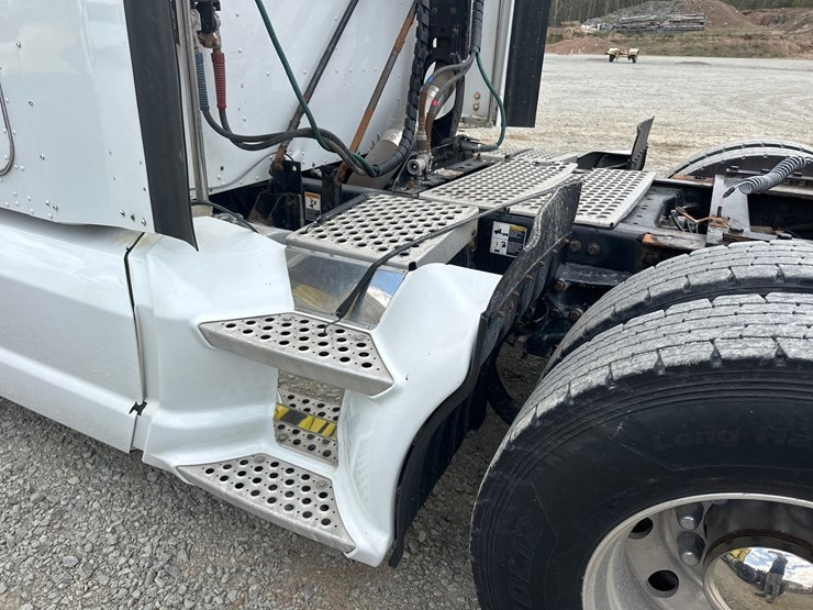 2014-kenworth-t660-image-15