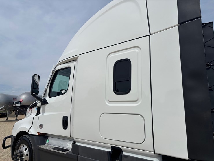 2021-freightliner-cascadia-126-image-14