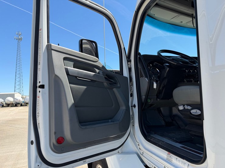 2018-kenworth-t680-image-47