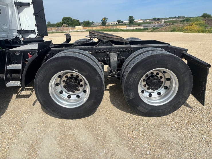 2022-freightliner-cascadia-126-image-116