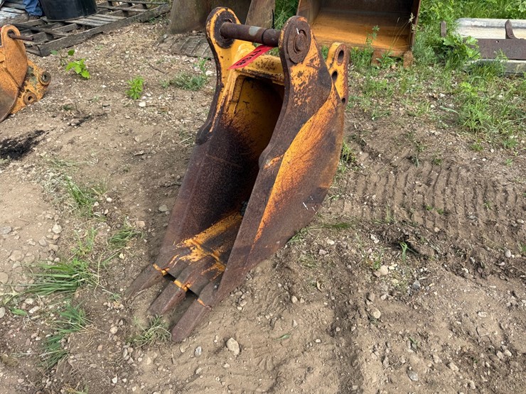 #1768-•-approx-12"-excavator-bucket-image-2