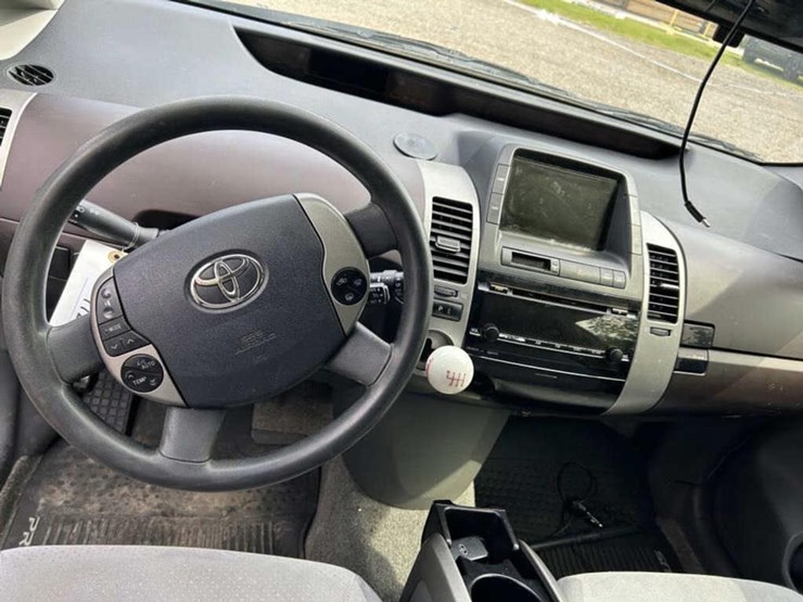 #5-•-2005-toyota-prius-image-14