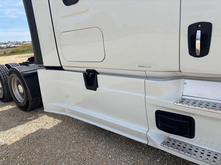 2021-freightliner-cascadia-126-image-32