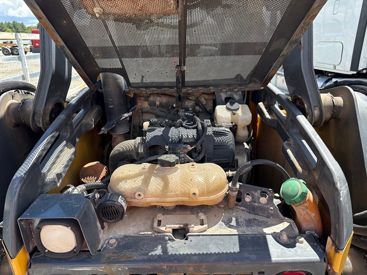 2015-deere-320e-image-27