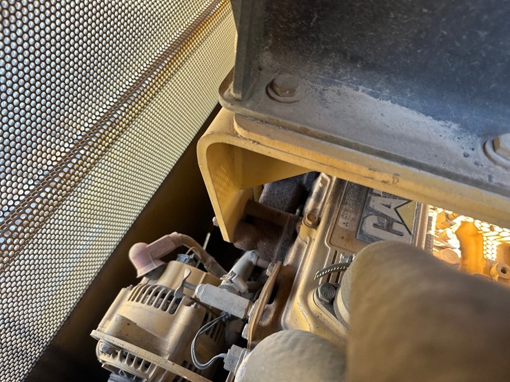 2004-caterpillar-d3g-xl-image-37
