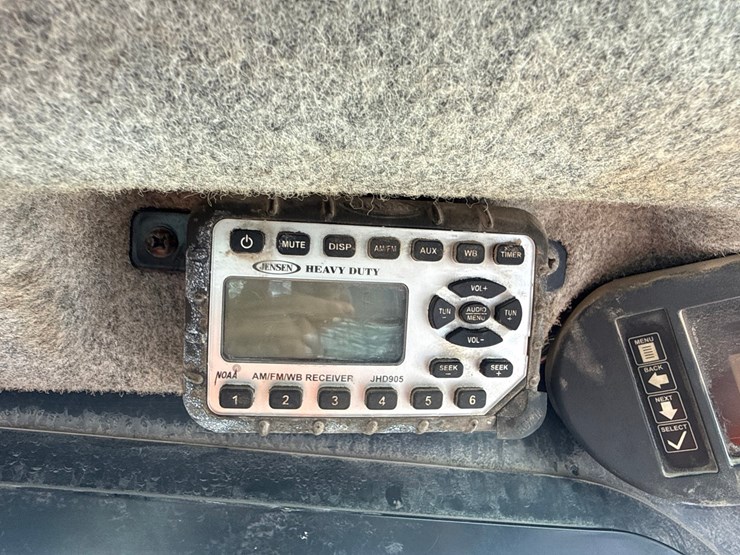 2015-deere-320e-image-45