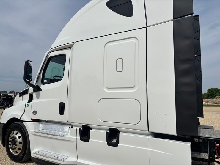 2022-freightliner-cascadia-126-image-14