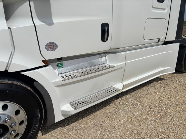 2021-freightliner-cascadia-126-image-9