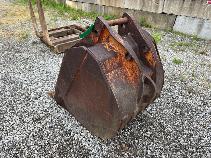 #4006-•-approx-34"-excavator-bucket-image-2