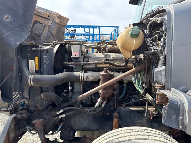 #60835-•-1991-volvo-/-gm-white-tandem-axle-storm-truck-image-9
