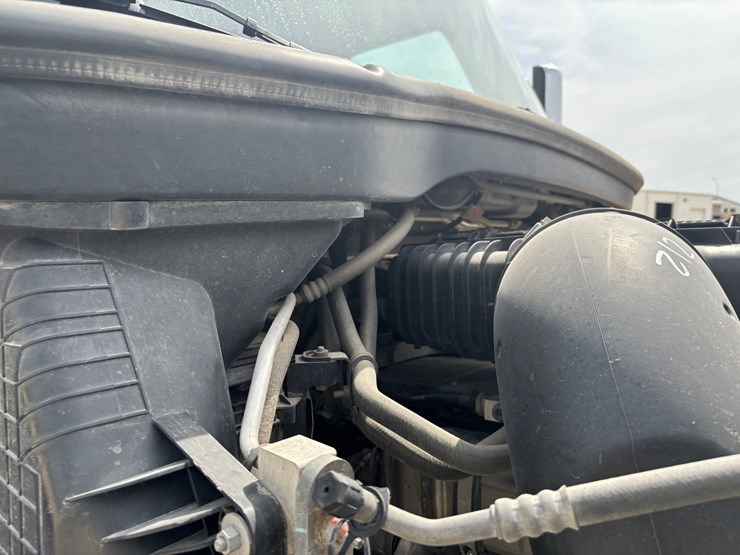 2021-freightliner-cascadia-126-image-38
