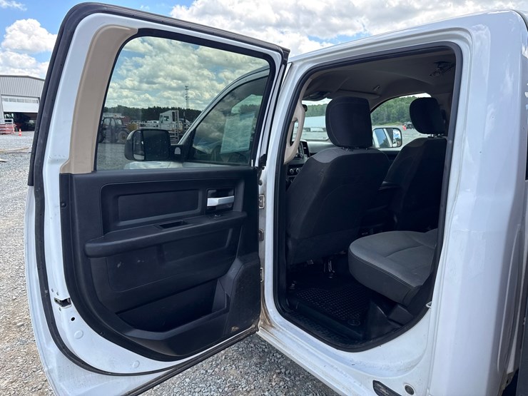2019-dodge-3500-image-40