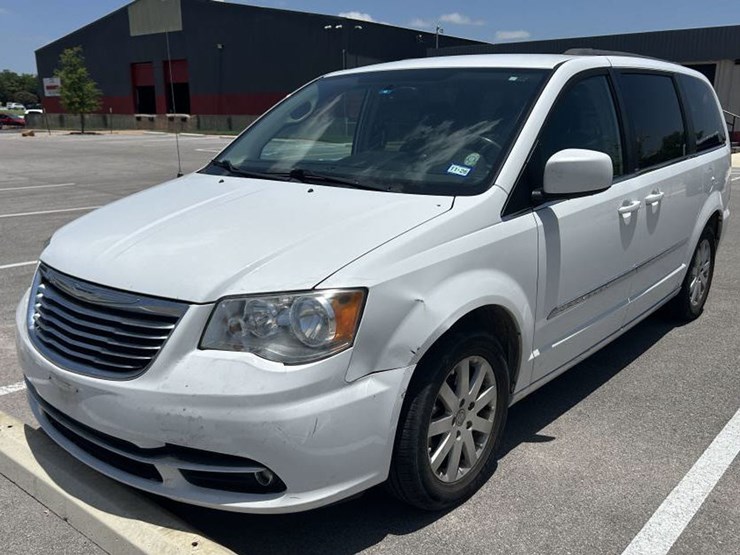 2014-chrysler-town-&-country-image-2