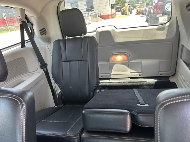 2014-chrysler-town-&-country-image-16