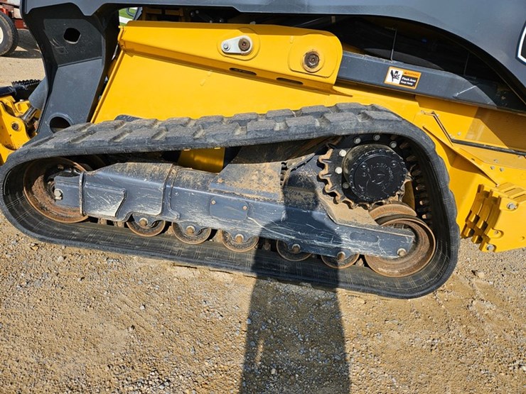 john-deere-335-image-13