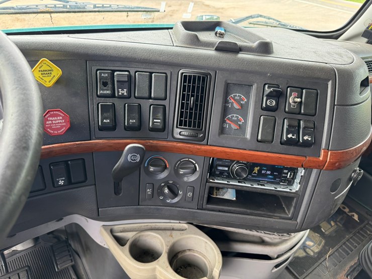 #1858-•-2007-volvo-10th-anniversary-series-sleeper-cab-truck-tractor-image-41