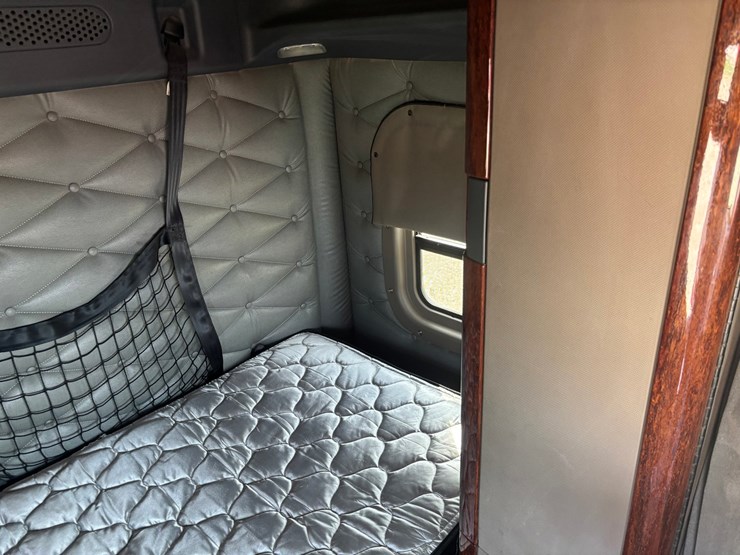 2017-freightliner-cascadia-125-image-56
