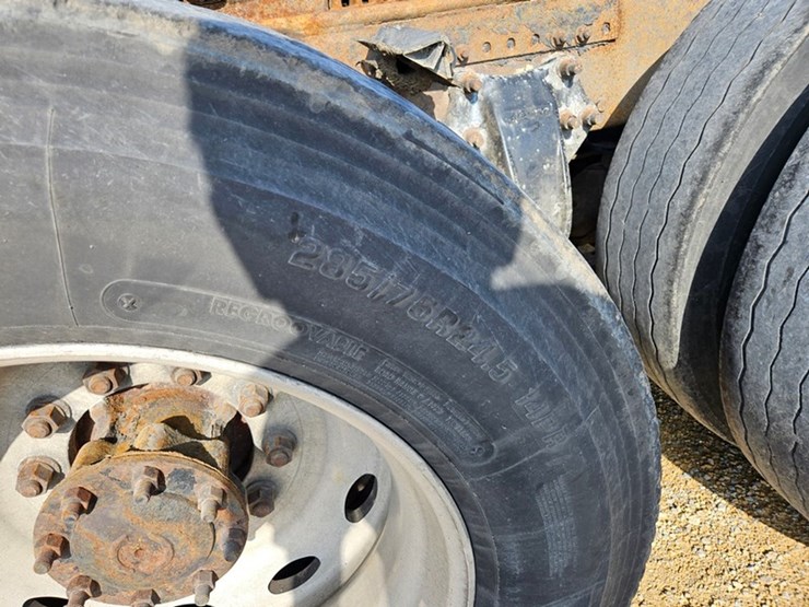 2001-freightliner-fld120-image-55