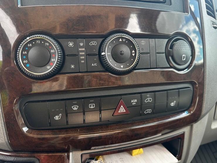 #2492-•-2014-mercedes-benz-airstream-motorhome-image-46