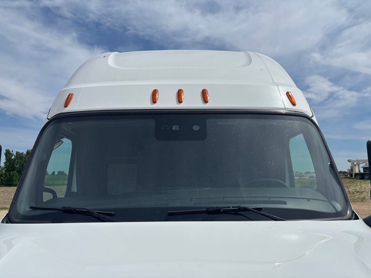 2021-freightliner-cascadia-126-image-24