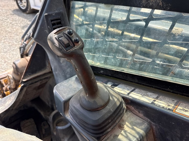 2015-deere-320e-image-40