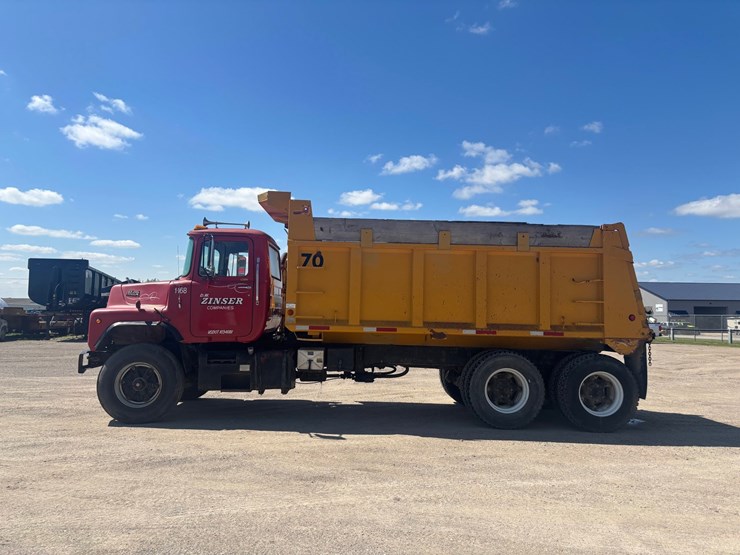 #2174-•-1984-mack-dm660-tandem-axle-dump-truck-image-2