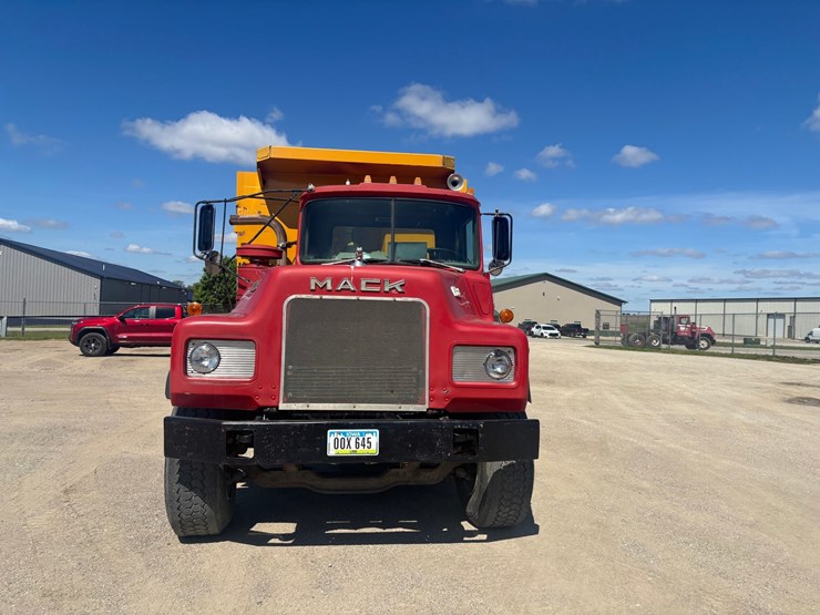 #2174-•-1984-mack-dm660-tandem-axle-dump-truck-image-6