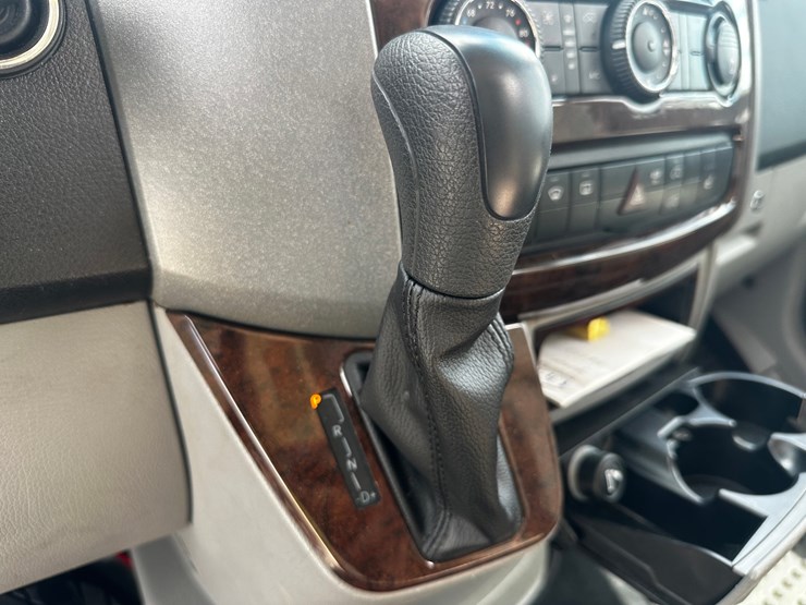 #2492-•-2014-mercedes-benz-airstream-motorhome-image-44