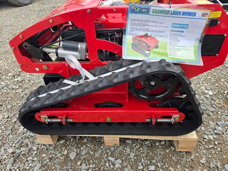 #6128-•-unused-future-ft750-remote-control-crawler-lawn-mower-image-7