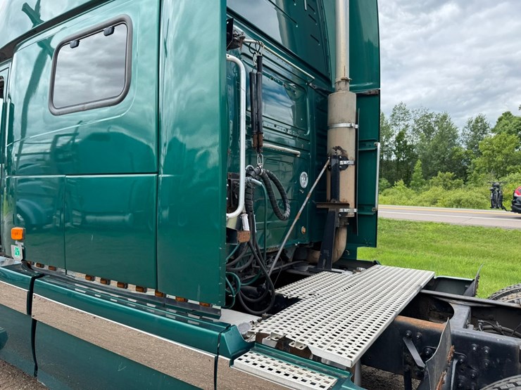 #1858-•-2007-volvo-10th-anniversary-series-sleeper-cab-truck-tractor-image-16