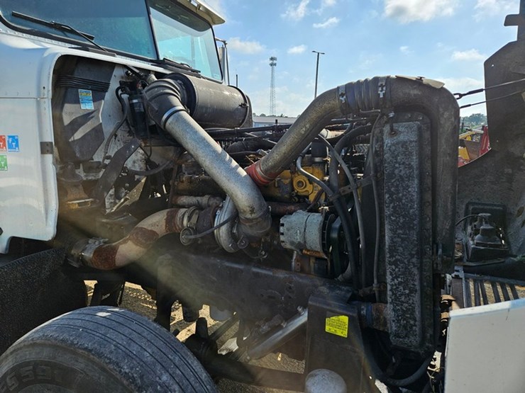 2001-freightliner-fld120-image-12
