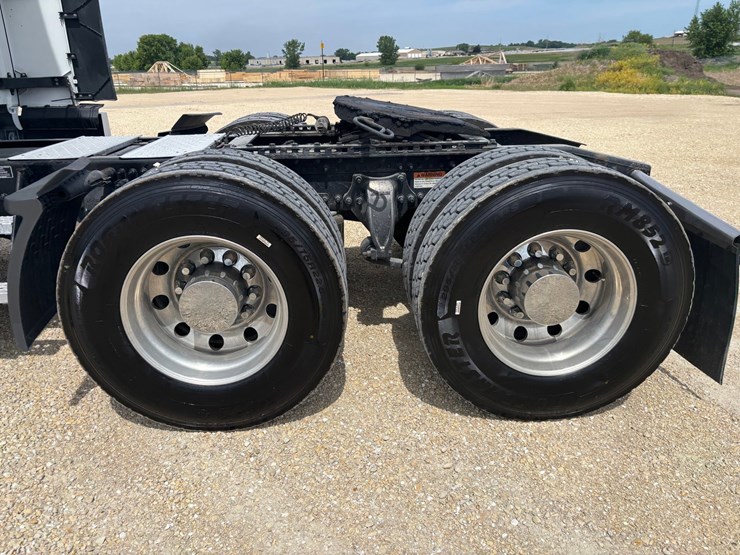 2021-freightliner-cascadia-126-image-104