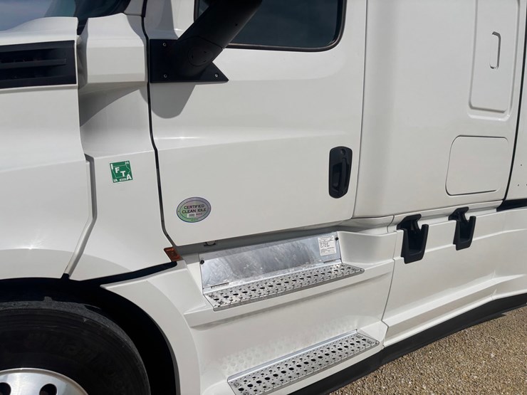 2022-freightliner-cascadia-126-image-8