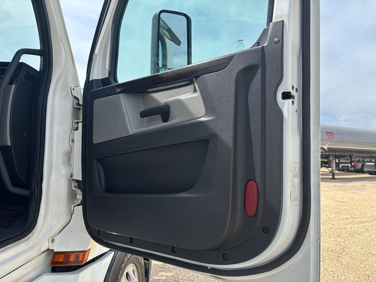 2021-freightliner-cascadia-126-image-47