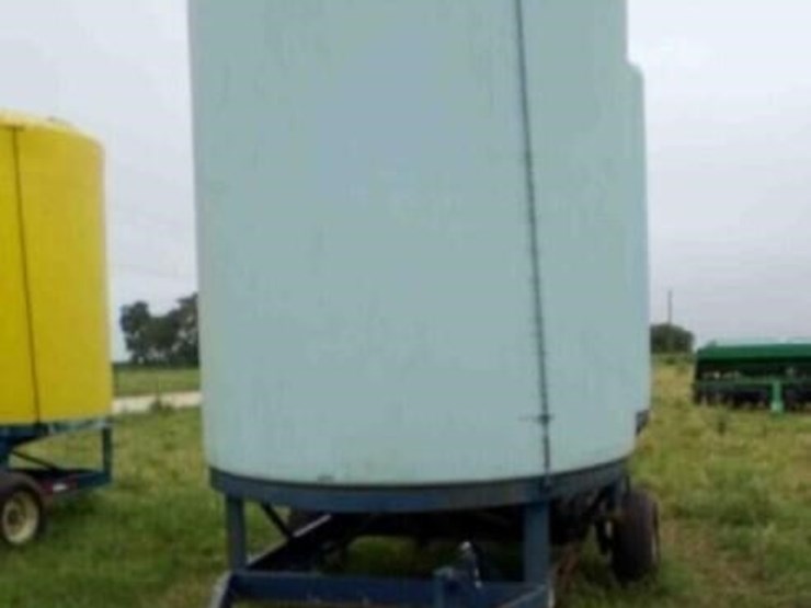 2-cone-2500-gal-fertilizer-tanks-on-trailer-image-1